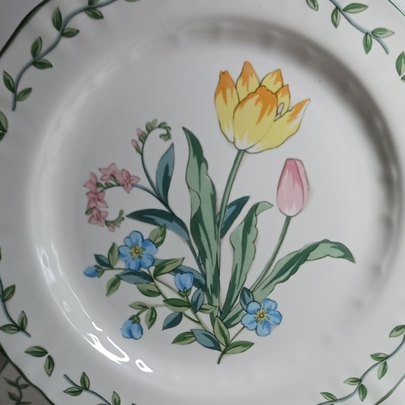 Four 11" Mikasa Country Fleur Salad Luncheon Plates - Picture 2 of 5